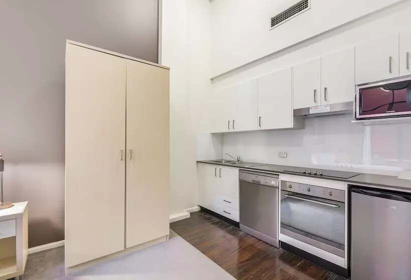استودیوی استاندارد, Oaks Sydney Goldsbrough Suites