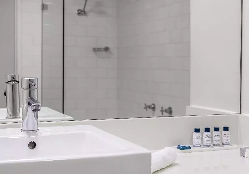 1 Bedroom Apartment City View, Oaks Sydney Goldsbrough Suites