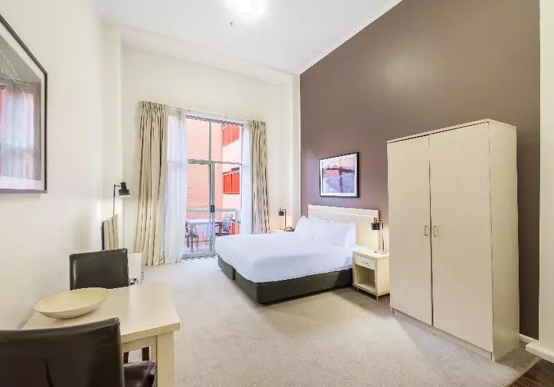 استودیوی استاندارد, Oaks Sydney Goldsbrough Suites