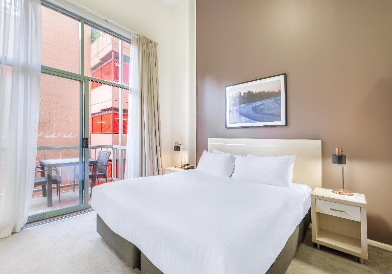 스탠다드 스튜디오, Oaks Sydney Goldsbrough Suites