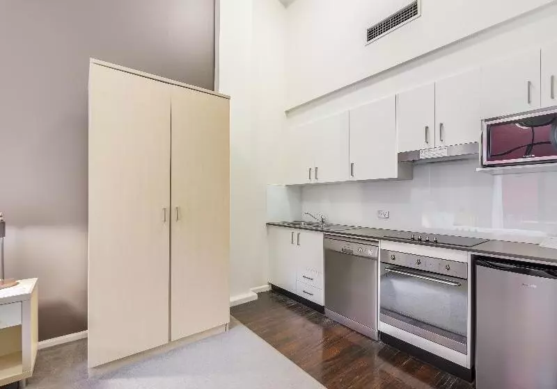 استودیوی استاندارد, Oaks Sydney Goldsbrough Suites
