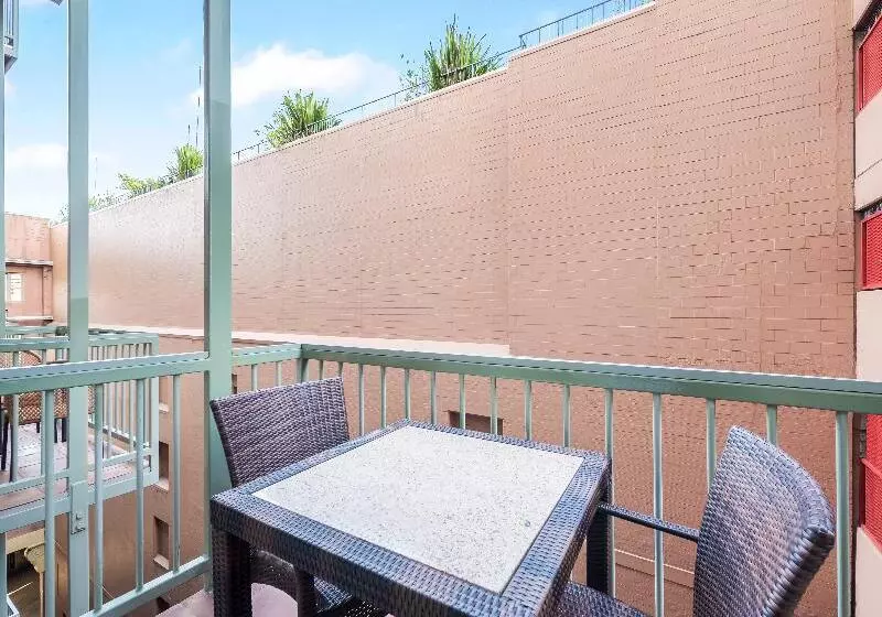 استودیوی استاندارد, Oaks Sydney Goldsbrough Suites
