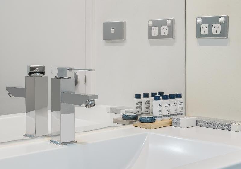 스탠다드 스튜디오, Oaks Sydney Goldsbrough Suites