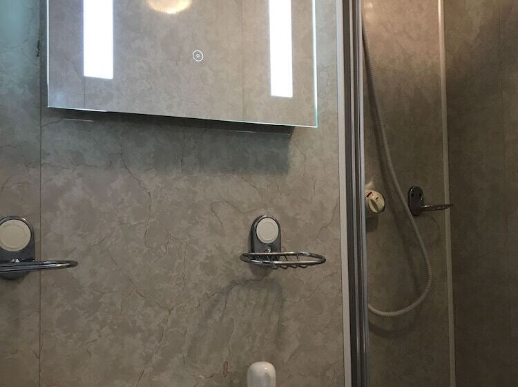 スタンダード4人部屋, Springfield Hotel London