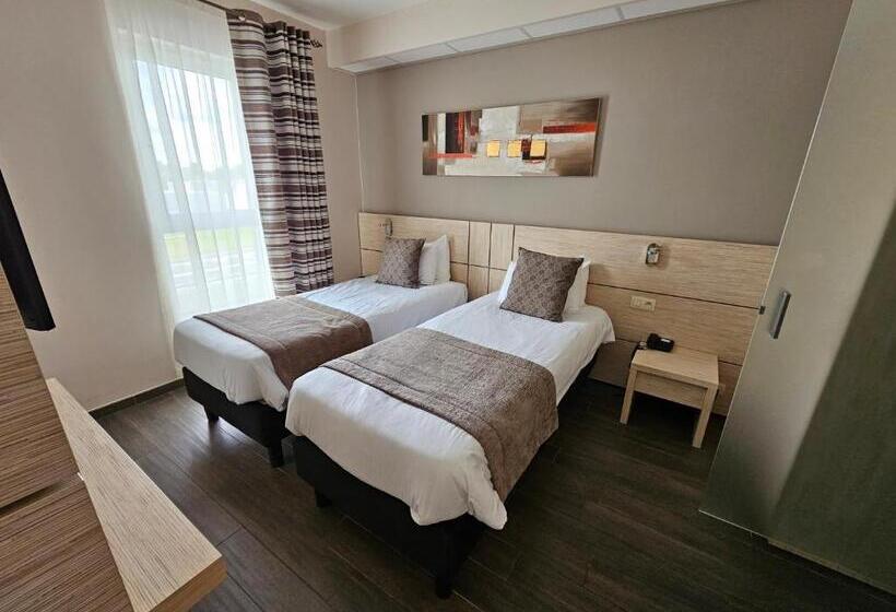 Номер Superior, Ibis Styles Charleroi Airport Aero 44