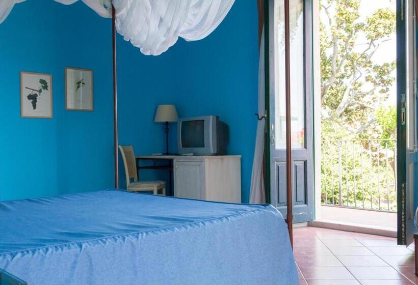 غرفة قياسية ثلاثية مطلة علي حمام السباحة, Etna