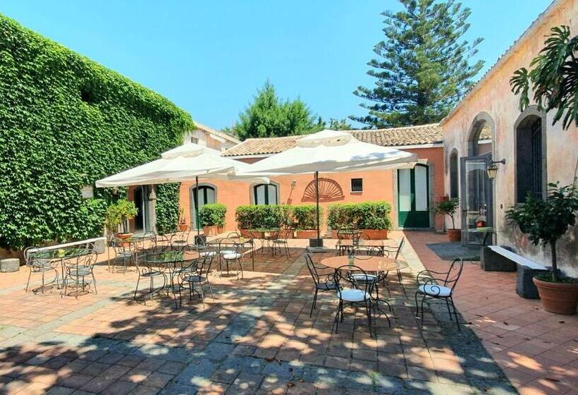 غرفة قياسية ثلاثية مطلة علي حمام السباحة, Etna