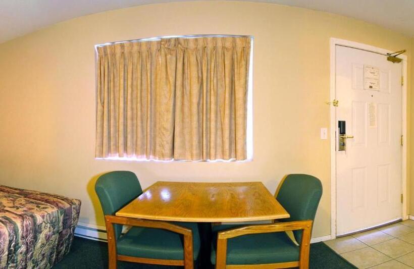 디럭스 룸, Travelodge By Wyndham Merritt