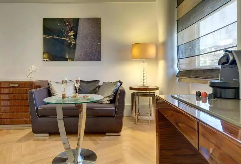 سوییت جونیور, Meliá Genova