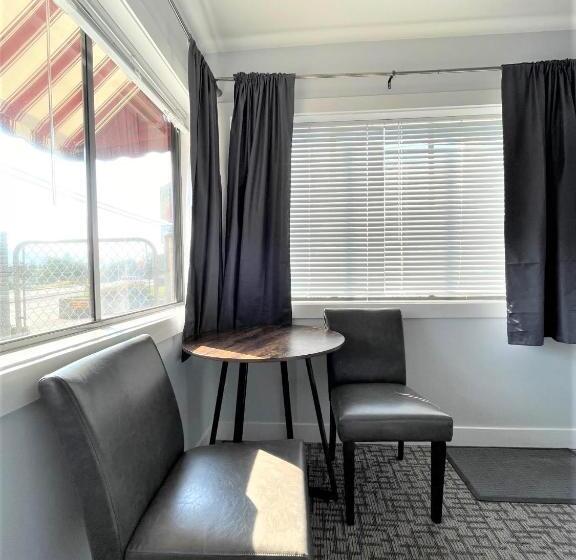 带大床的标准工作室, Super 8 By Wyndham Lake Country/winfield Area