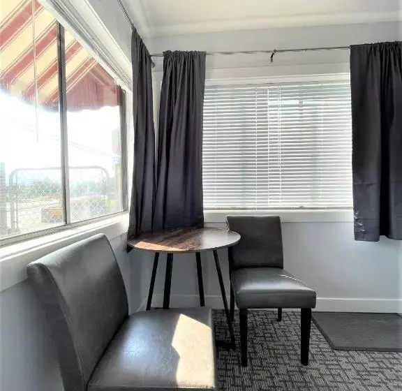 استودیو استاندارد با تخت کینگ, Super 8 By Wyndham Lake Country/winfield Area
