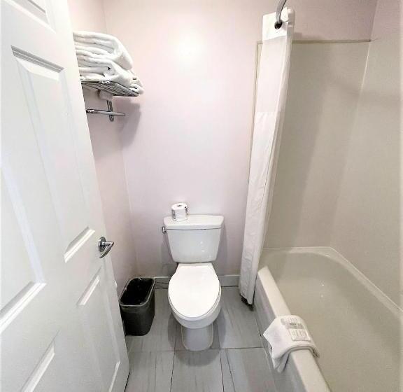 标准工作室, Super 8 By Wyndham Lake Country/winfield Area