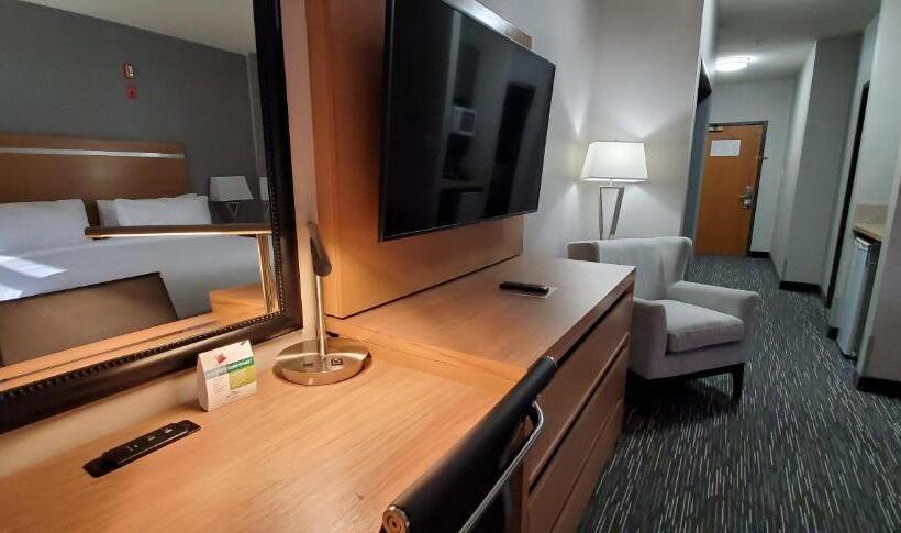 Standard Szoba King Size Bed, Wingate By Wyndham Lethbridge