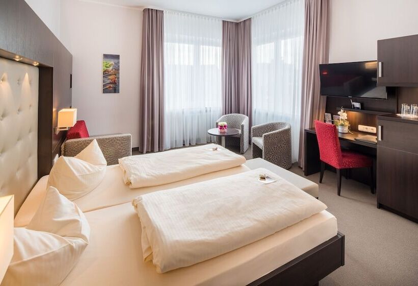 חדר קומפורט לשלושה, Monopol