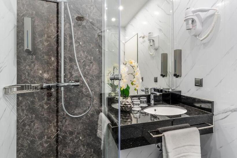 스탠다드 트리플 룸, Plaza Inn Mühldorf