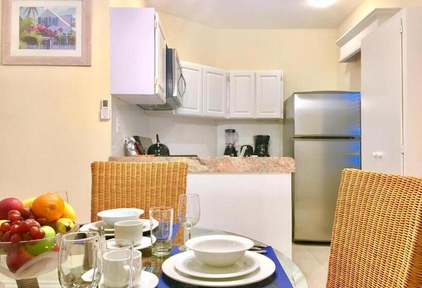 سوییت, Sandyport Beach Resort