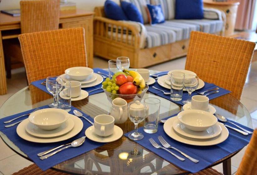 سوییت, Sandyport Beach Resort