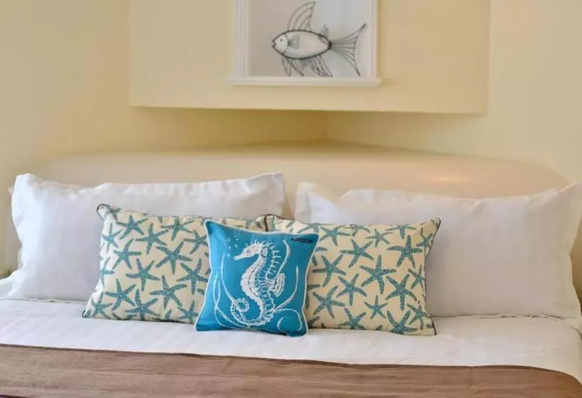 سوییت, Sandyport Beach Resort