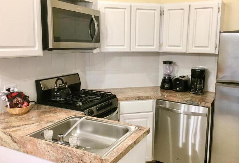 سوییت, Sandyport Beach Resort