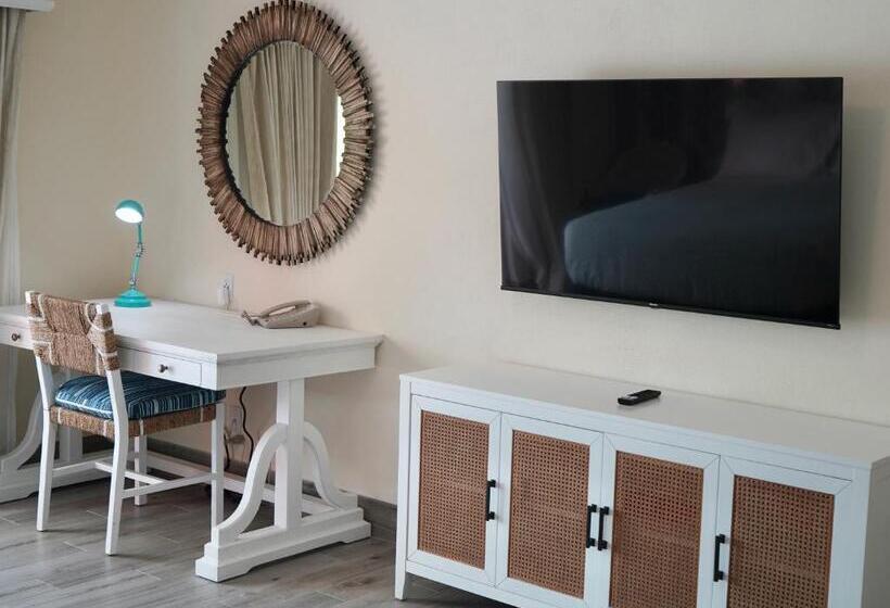 اتاق لوکس با بالکن, Sandyport Beach Resort