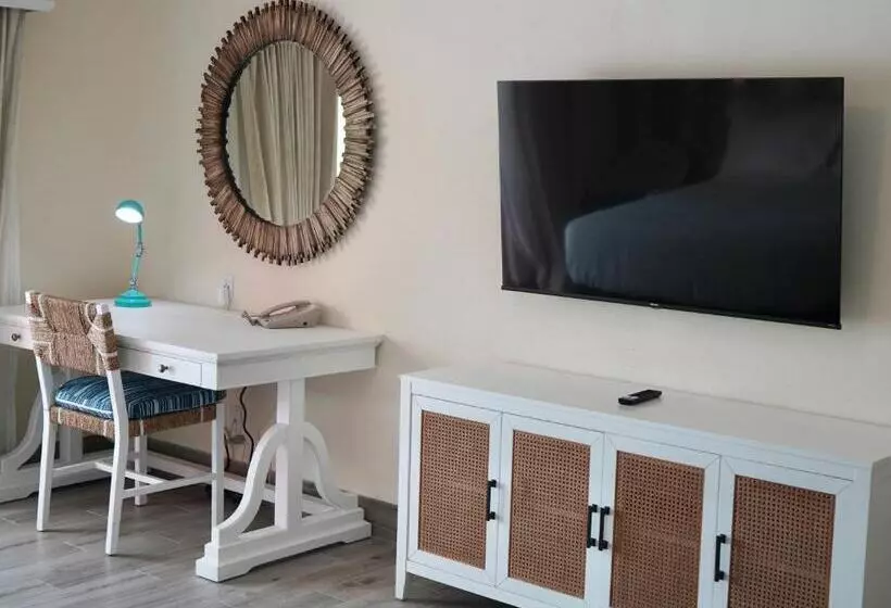 اتاق لوکس با بالکن, Sandyport Beach Resort