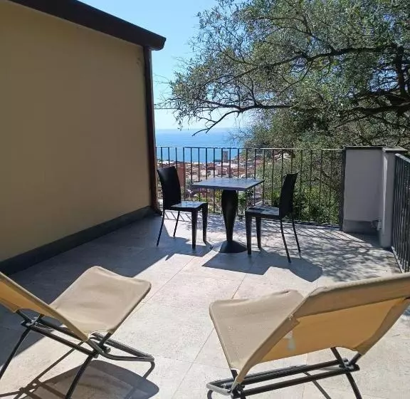 اتاق لوکس با بالکن و چشم‌انداز دریا, La Casa Dei Limoni