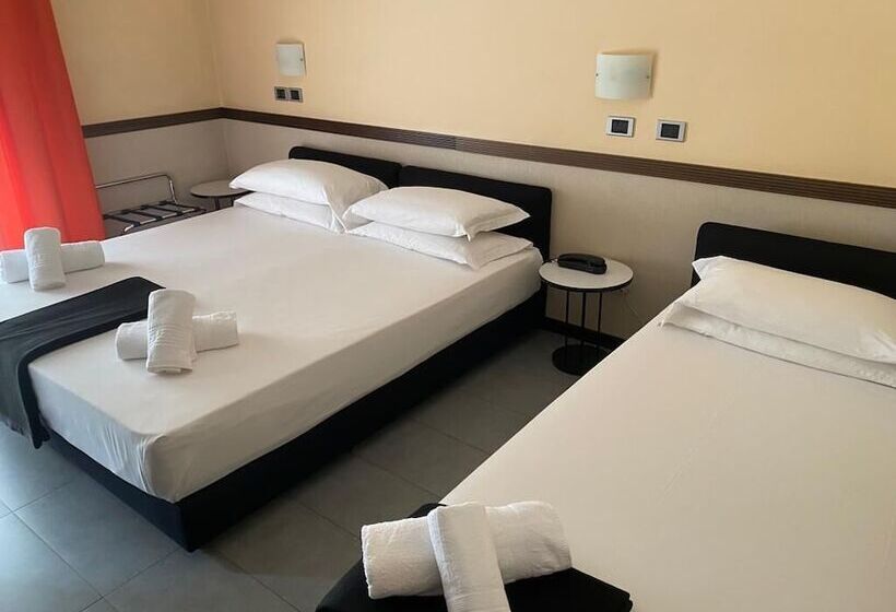 חדר סטנדרט לשלושה עם מרפסת, Derby