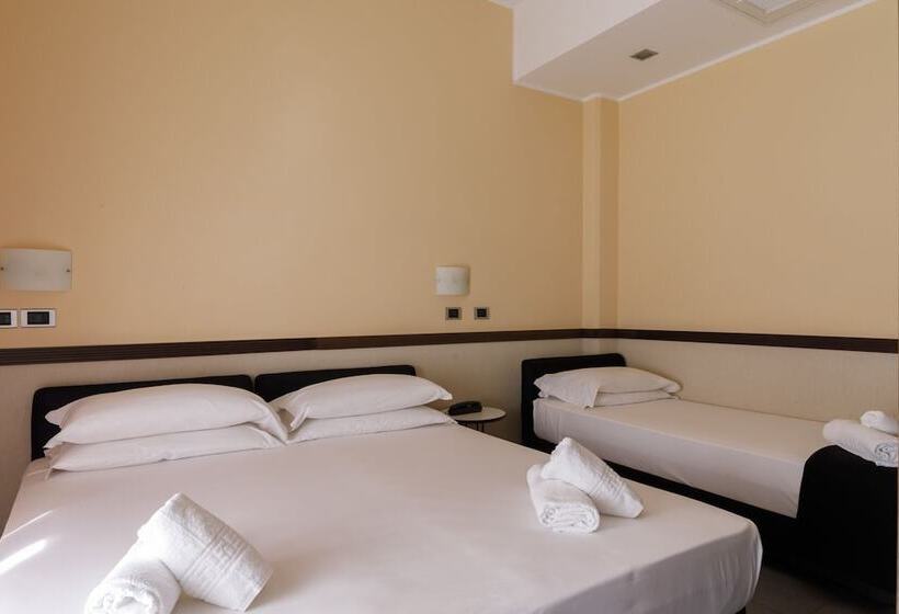 חדר סטנדרט לשלושה עם מרפסת, Derby