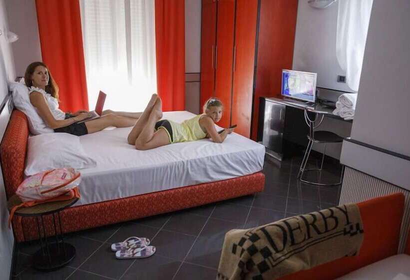 חדר סטנדרט לשלושה עם מרפסת, Derby