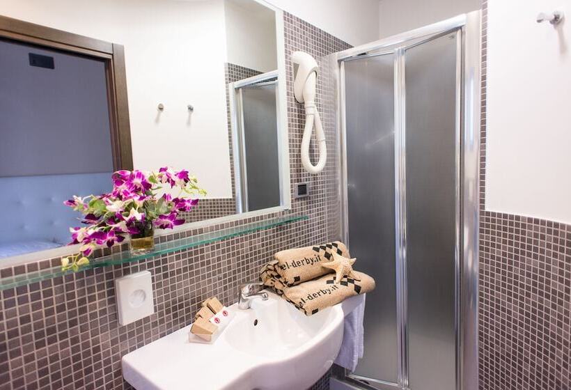 חדר סטנדרט לשלושה עם מרפסת, Derby