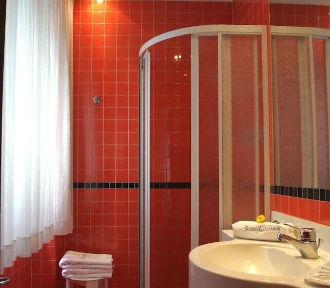 חדר סטנדרט לשלושה עם מרפסת, Derby