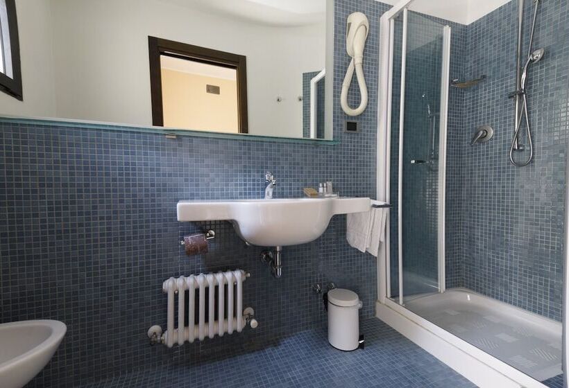 חדר סטנדרט לשלושה עם מרפסת, Derby