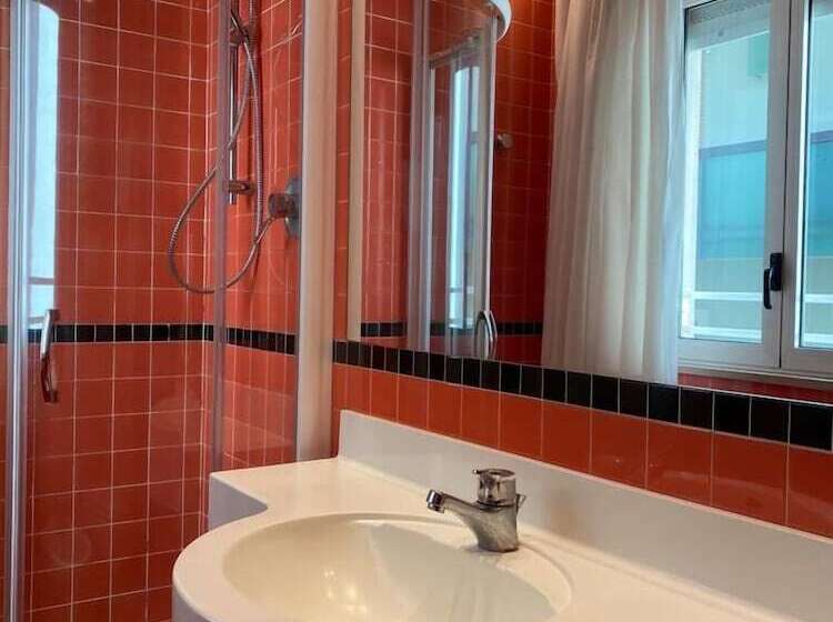 חדר סטנדרט לשלושה עם מרפסת, Derby