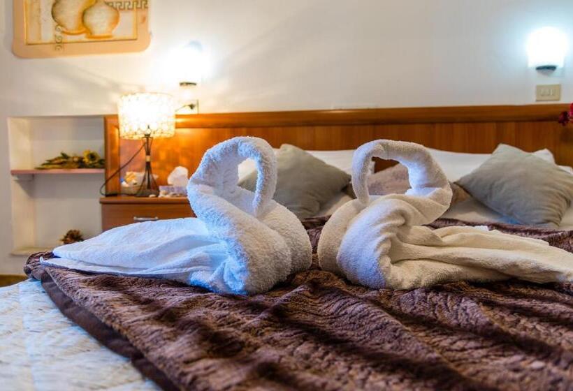 חדר משפחתי נוף לים, Estate