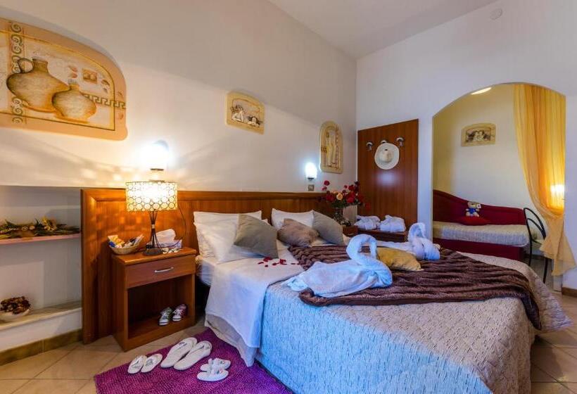 חדר משפחתי נוף לים, Estate