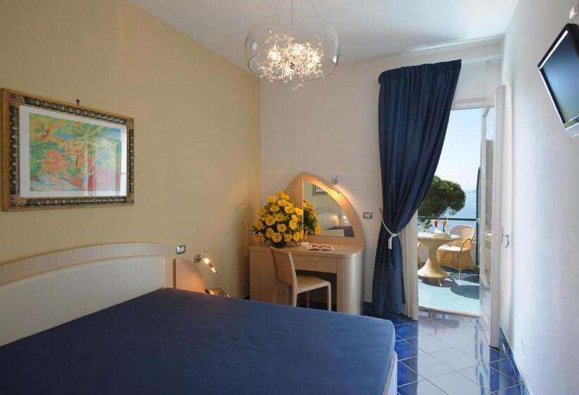 חדר סופריור עם נוף לים ומרפסת, Il Pino