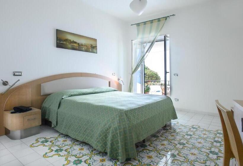 מיטה בחדר משותף, Il Pino