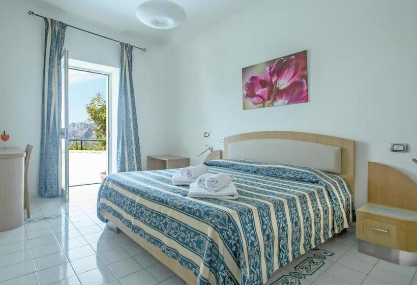 מיטה בחדר משותף, Il Pino