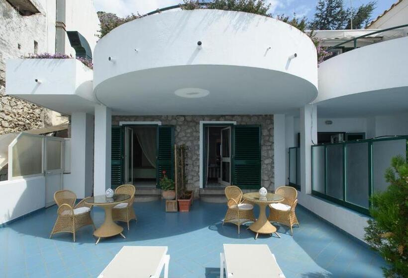 מיטה בחדר משותף, Il Pino