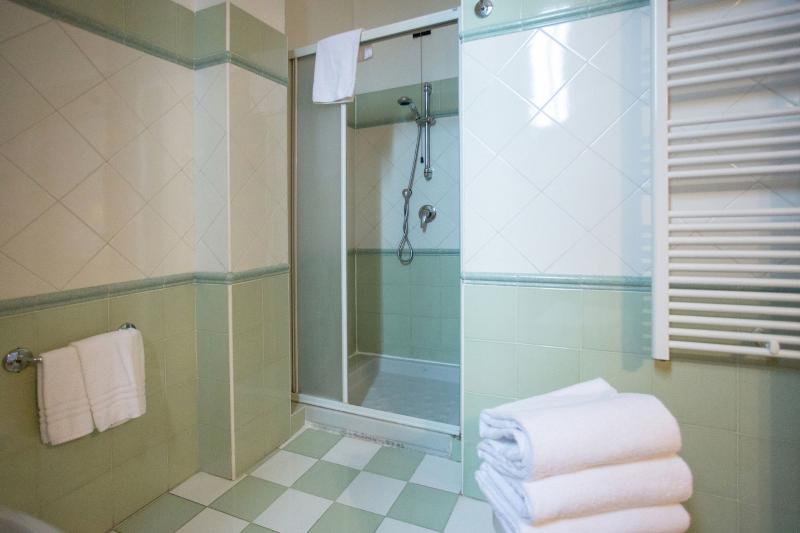 اتاق استاندارد سه نفره, Leonardo