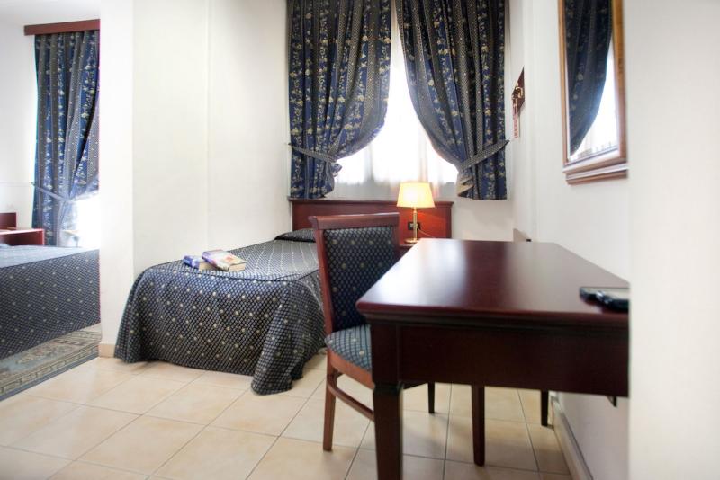 اتاق استاندارد سه نفره, Leonardo