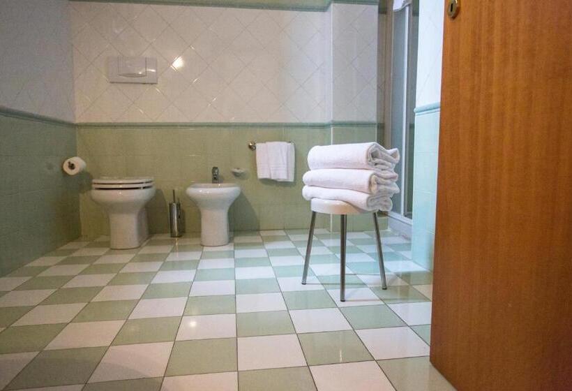 اتاق استاندارد سه نفره, Leonardo