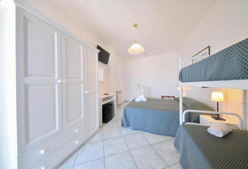 발코니가 있는 4인용 스탠다드 룸, Noris