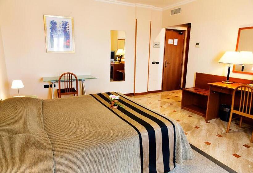 اتاق استاندارد یک نفره, Palace 2000