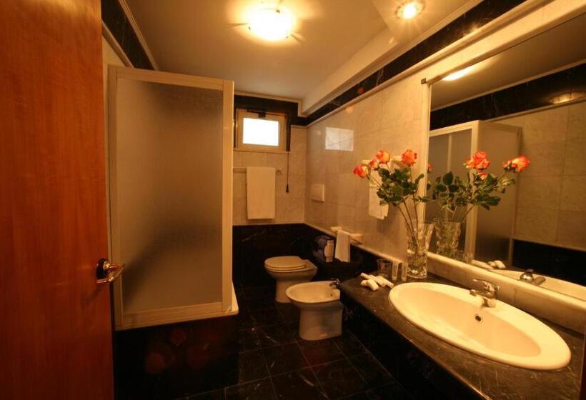 חדר סטנדרט לשלושה, Palace 2000