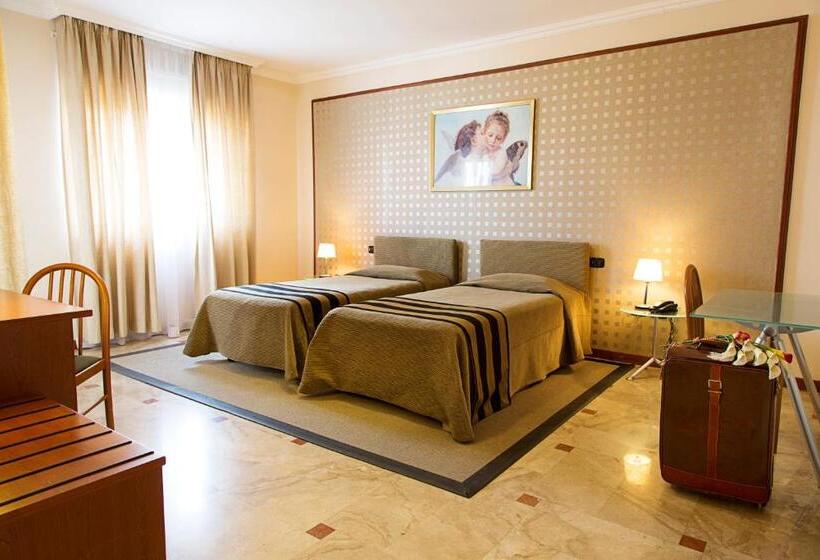 חדר סטנדרט, Palace 2000