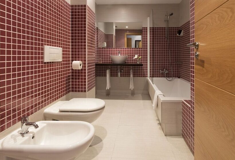 חדר סטנדרט לשלושה, Plazaola