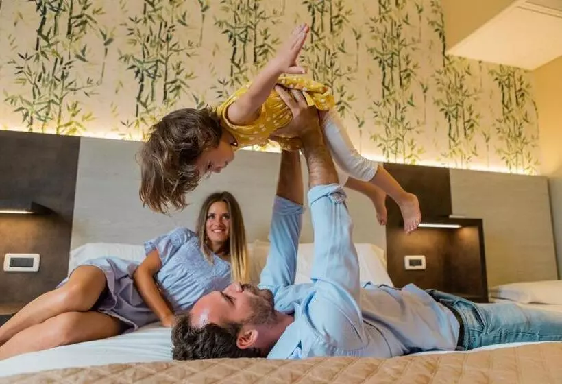 اتاق استاندارد چهارنفره با بالکن, Prestige
