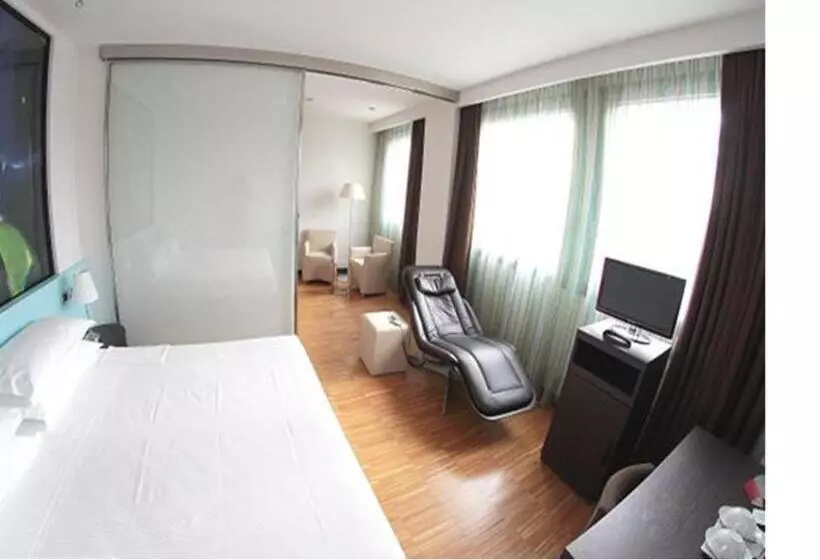 Juniorsvit, Postumia Hotel Design