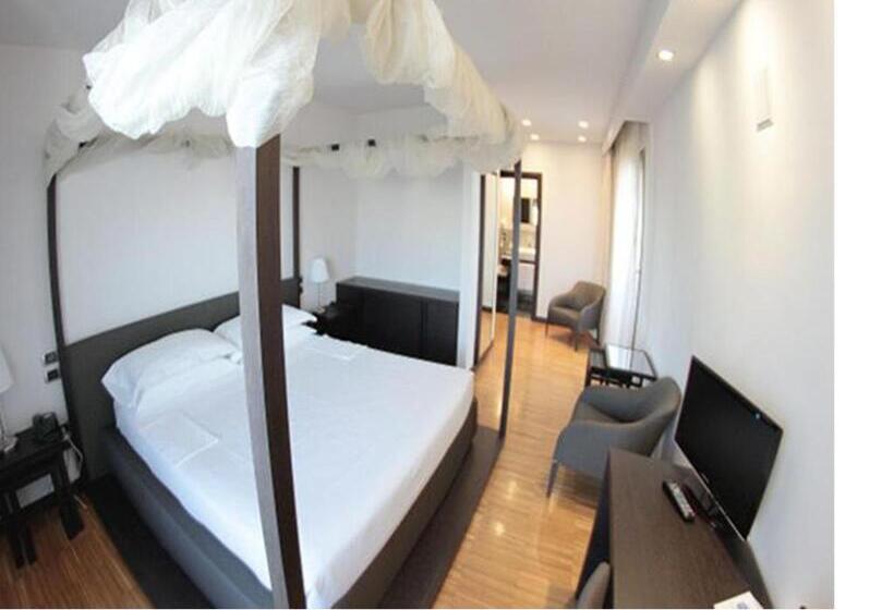 جناح جونيور, Postumia Hotel Design